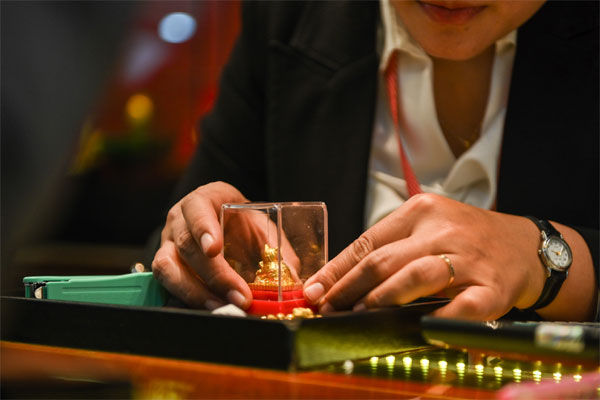 Giá vàng hôm nay 11/3: Áp lực lãi suất, vàng rớt thảm-1