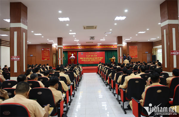 CSGT bắt đầu kiểm định ô tô, giảm tải ùn tắc đăng kiểm-1