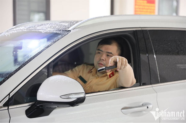 CSGT bắt đầu kiểm định ô tô, giảm tải ùn tắc đăng kiểm-5