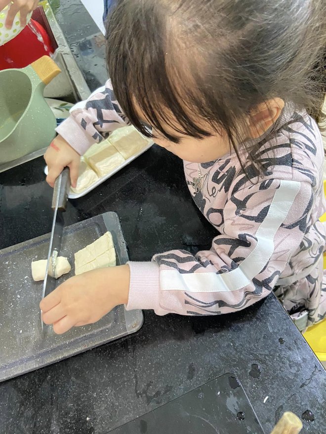 Giao việc bếp núc cho 2 con, mẹ nhàn nhã thưởng trà và cái kết bất ngờ-3