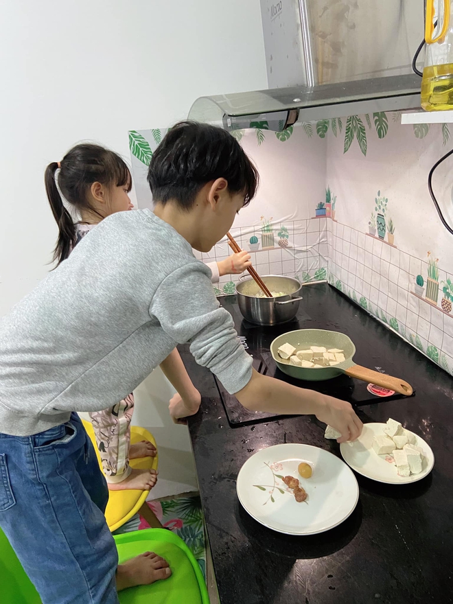 Giao việc bếp núc cho 2 con, mẹ nhàn nhã thưởng trà và cái kết bất ngờ-4