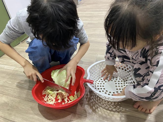 Giao việc bếp núc cho 2 con, mẹ nhàn nhã thưởng trà và cái kết bất ngờ-5