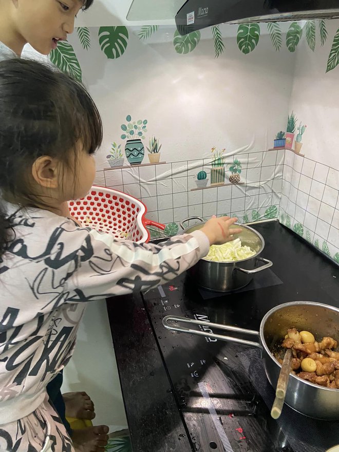 Giao việc bếp núc cho 2 con, mẹ nhàn nhã thưởng trà và cái kết bất ngờ-6