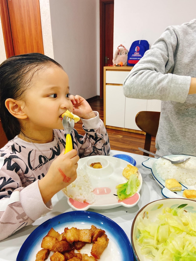 Giao việc bếp núc cho 2 con, mẹ nhàn nhã thưởng trà và cái kết bất ngờ-8