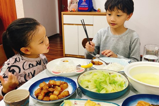 Giao việc bếp núc cho 2 con, mẹ nhàn nhã thưởng trà và cái kết bất ngờ