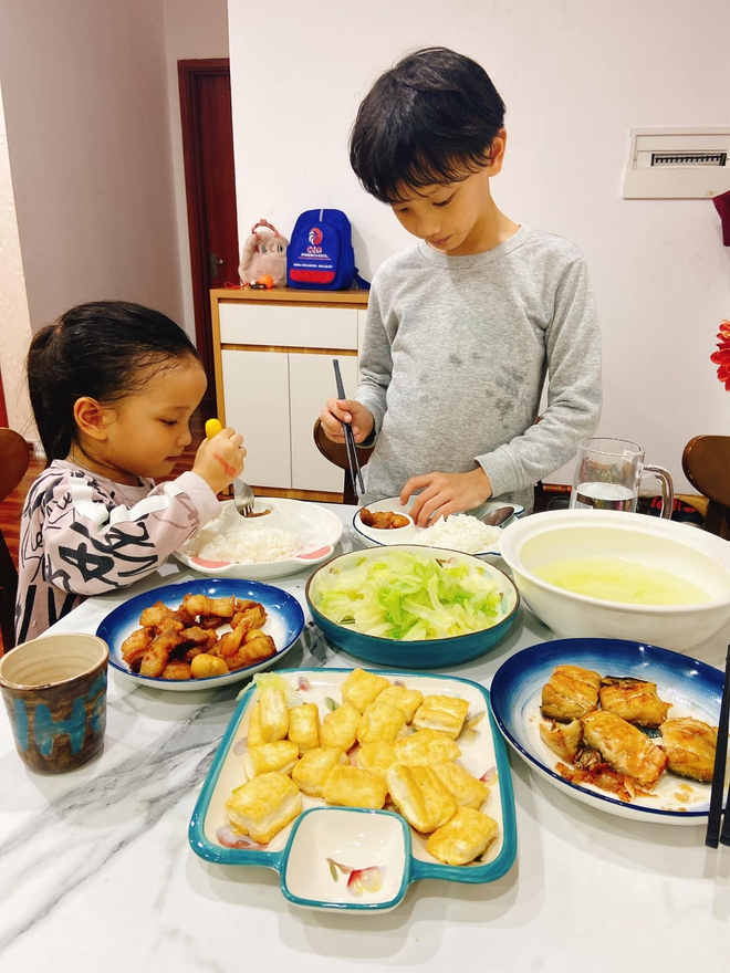 Giao việc bếp núc cho 2 con, mẹ nhàn nhã thưởng trà và cái kết bất ngờ-9