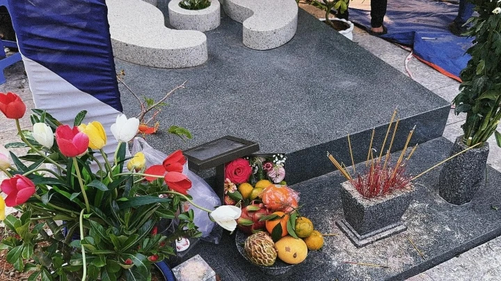 Mộ của NSƯT Thanh Kim Huệ bị giẫm đạp sau lễ tang NSƯT Vũ Linh-2