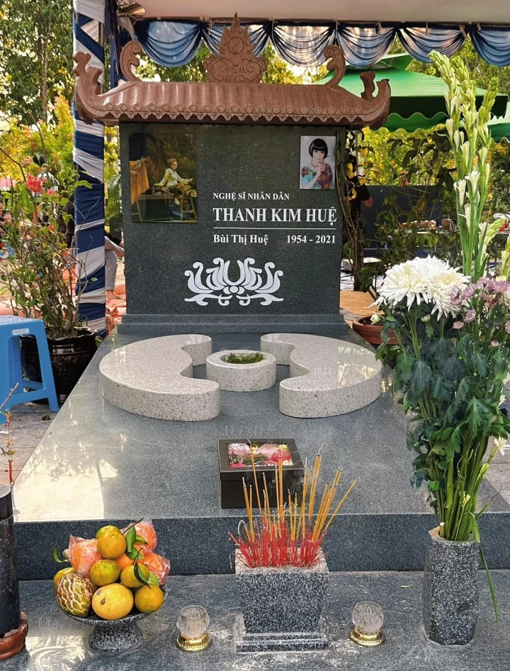 Mộ của NSƯT Thanh Kim Huệ bị giẫm đạp sau lễ tang NSƯT Vũ Linh-1