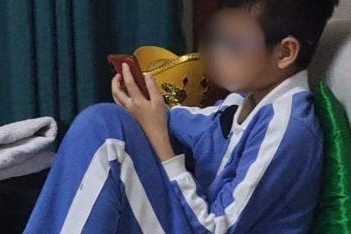 Bố bắt con trai chơi game suốt 17 tiếng không ngủ-1