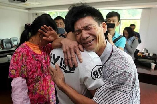 Chủ quan để con trai 4 tuổi tự đi bộ 800m, bố mẹ hối hận tìm suốt 20 năm