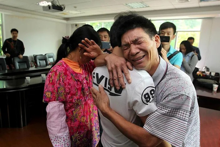 Chủ quan để con trai 4 tuổi tự đi bộ 800m, bố mẹ hối hận tìm suốt 20 năm-1