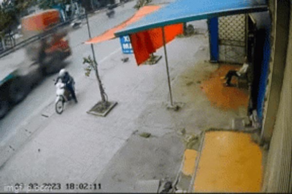 Ôtô con lao xuống bờ đê sau va chạm với xe tải-1