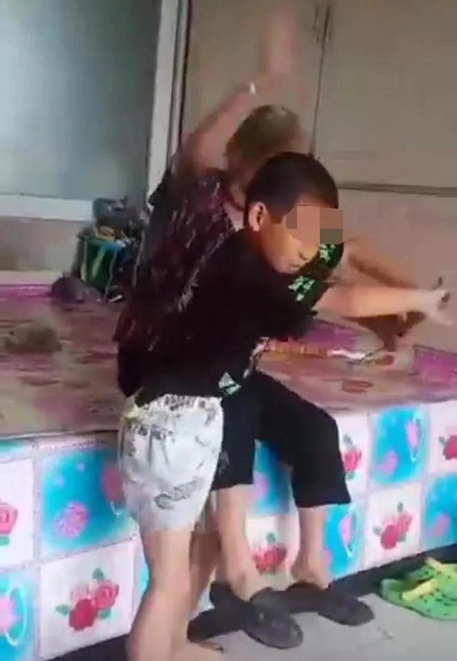 Đoạn clip quay lại hành động của 2 bà cháu khiến ai nấy hoang mang: Nuôi dạy trẻ không đúng cách, hậu quả sẽ như này!-1