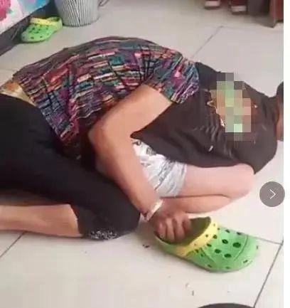 Đoạn clip quay lại hành động của 2 bà cháu khiến ai nấy hoang mang: Nuôi dạy trẻ không đúng cách, hậu quả sẽ như này!-2