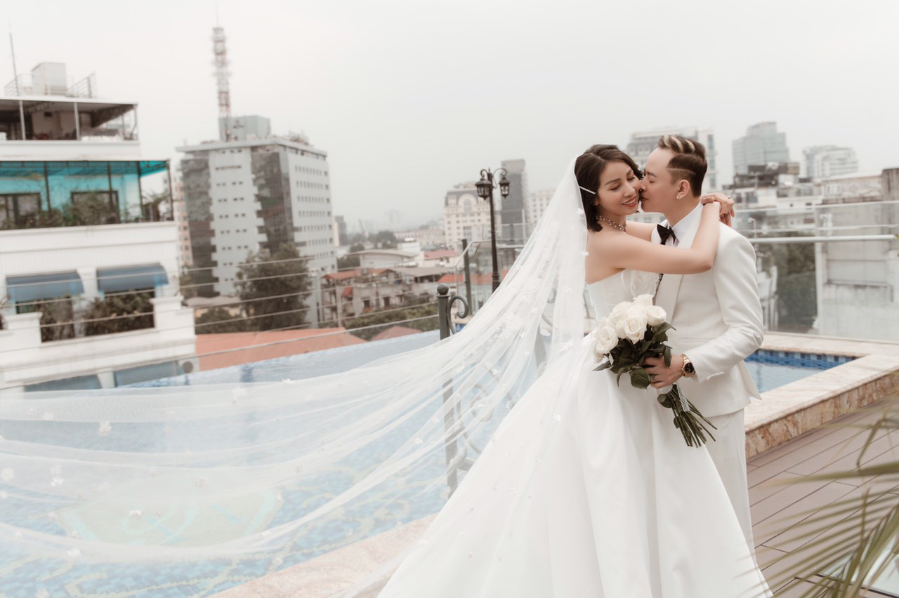 Ảnh cưới của diễn viên Tùng Dương với vợ thứ 4-6