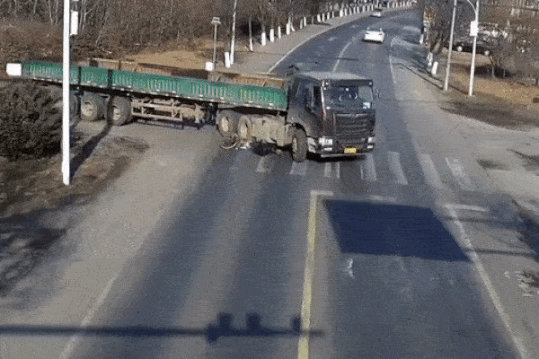 Thùng container trên xe đầu kéo rơi xuống đường suýt đè trúng người đi xe máy-1