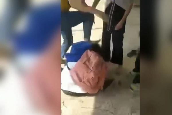 Nam sinh lớp 9 nhập viện vì bị bạn đánh trong lớp-2