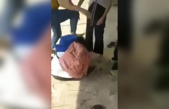 Dư luận phẫn nộ với video nữ sinh lớp 6 ở Bình Phước bị đánh hội đồng-1