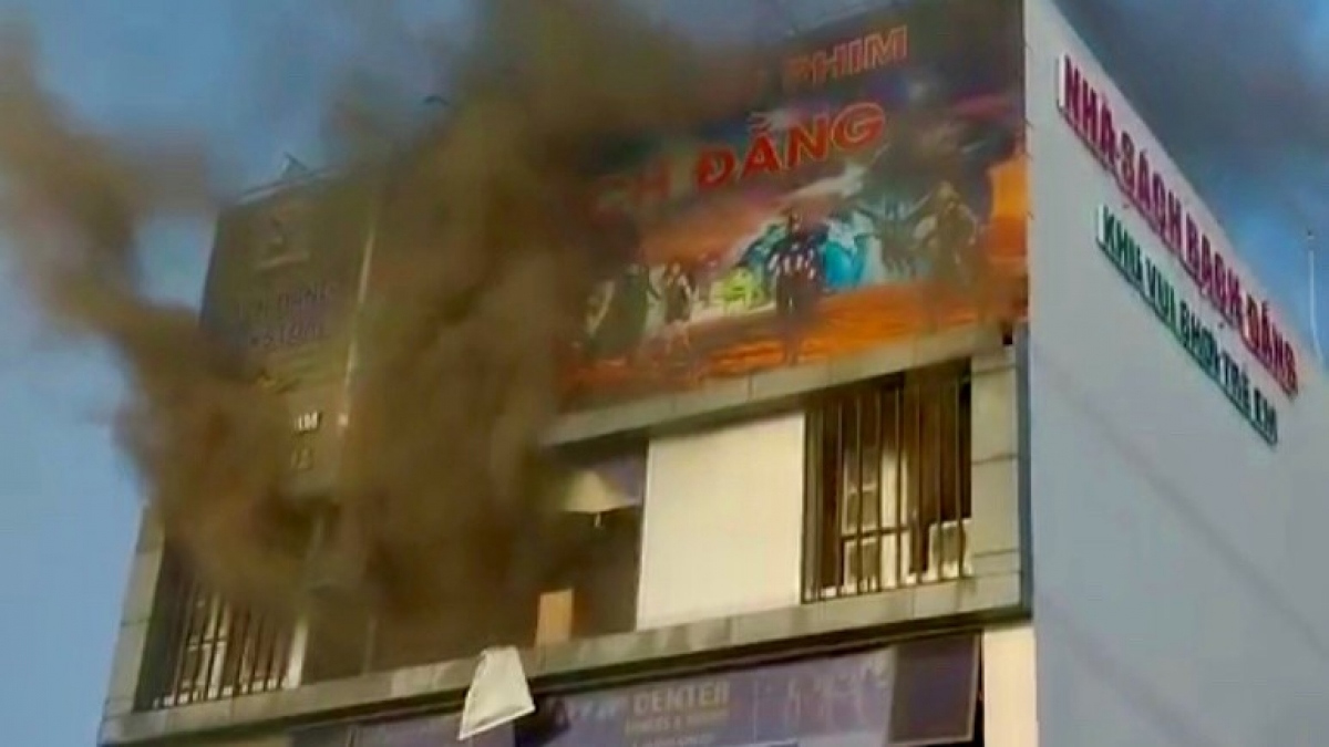 Rạp chiếu phim bốc cháy có 12 người đang xem phim-1