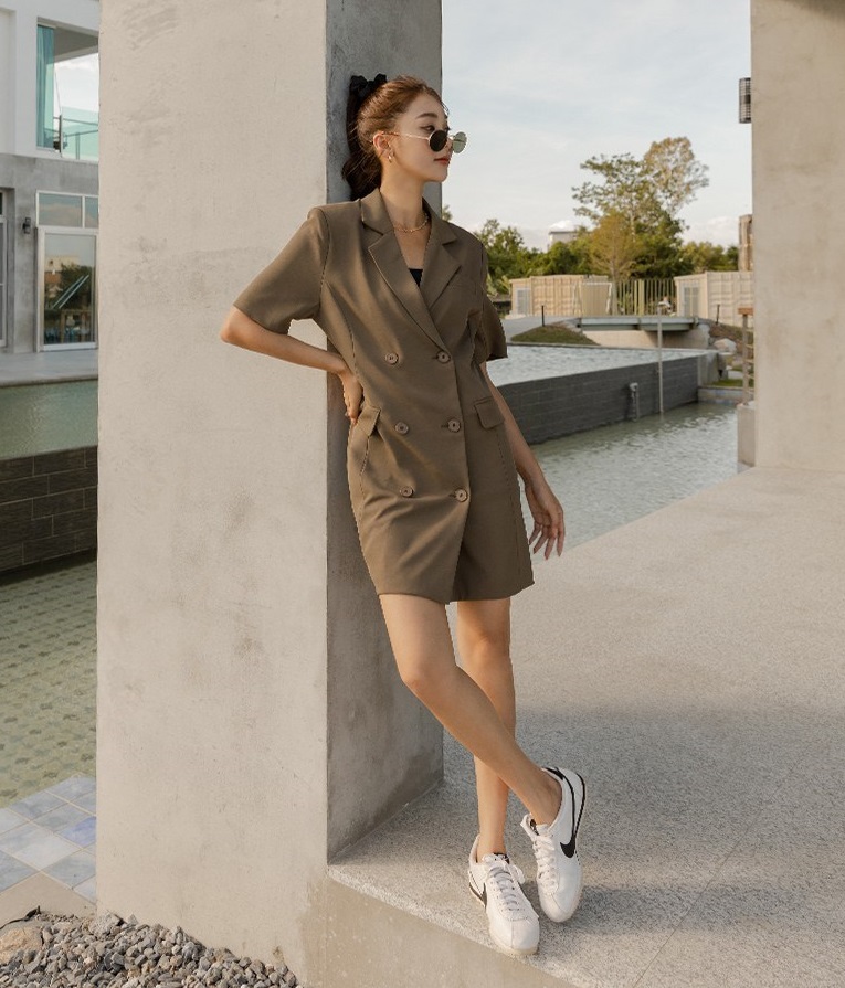 4 kiểu váy liền tối giản, cứ mặc là sang xịn mịn-6