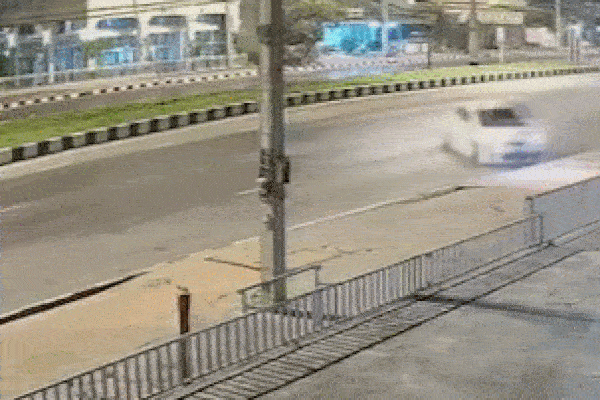 Clip: Lao vào cột điện, ô tô mất lái gãy đôi sau cú tông kinh hoàng