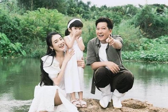 Nhã Phương khoe ảnh con gái và Trường Giang, tự nhận 'đẻ thuê'