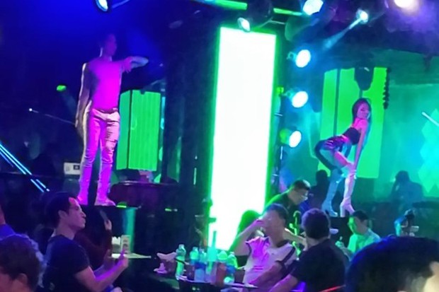 Vũ công mặc nội y múa phản cảm tại phố đi bộ Bùi Viện-1