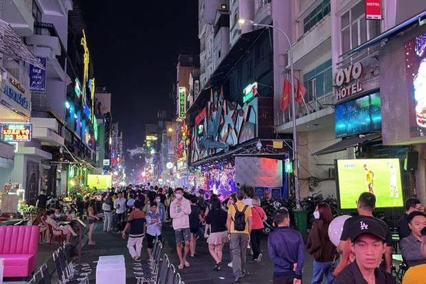 Vũ công mặc nội y múa phản cảm tại phố đi bộ Bùi Viện-2