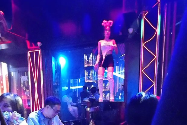 Vũ công mặc nội y múa phản cảm tại phố đi bộ Bùi Viện-3
