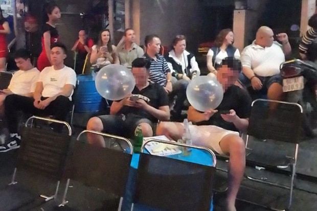 Vũ công mặc nội y múa phản cảm tại phố đi bộ Bùi Viện-4