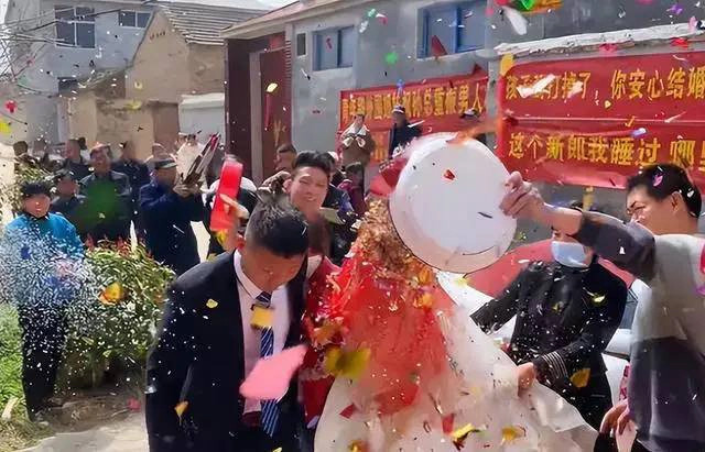 Bạn gái cũ của chú rể gửi quà cưới, cô dâu vừa nhìn đã tái mặt-1