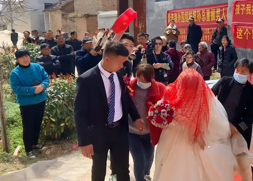 Bạn gái cũ của chú rể gửi quà cưới, cô dâu vừa nhìn đã tái mặt-2