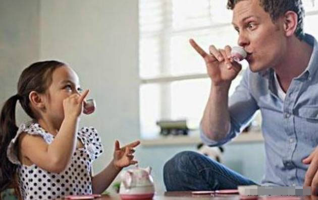 Ông bố dắt con gái 4 tuổi đi dạo, nóng quá liền xắn áo lên ngực, hành vi tiếp theo của cô bé khiến dân mạng phải suy ngẫm-2