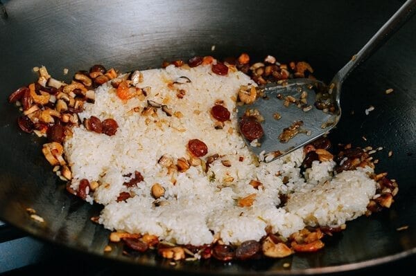 Nhìn qua tưởng cơm, lúc ăn mới ngạc nhiên hóa ra là món xôi chiên lạp xưởng dẻo ngon bất ngờ-3