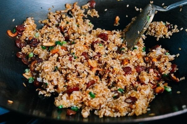Nhìn qua tưởng cơm, lúc ăn mới ngạc nhiên hóa ra là món xôi chiên lạp xưởng dẻo ngon bất ngờ-5