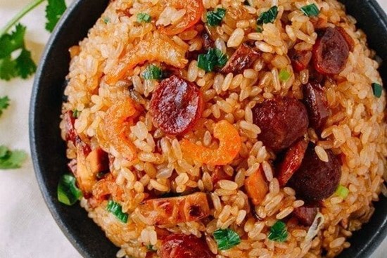 Nhìn qua tưởng cơm, lúc ăn mới ngạc nhiên hóa ra là món xôi chiên lạp xưởng dẻo ngon bất ngờ