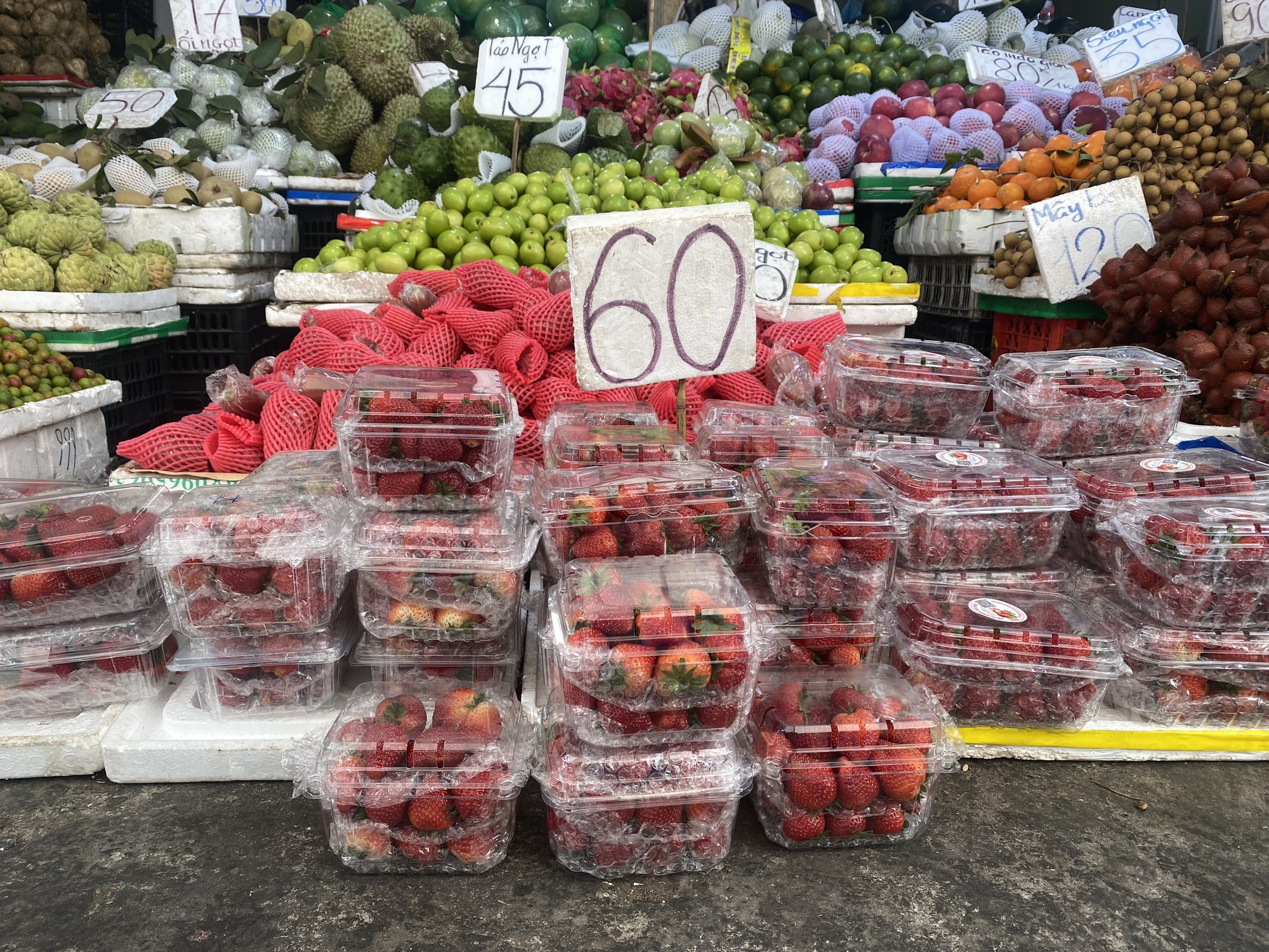 Dâu tây vào mùa chính vụ: Người bán chốt đơn dễ dàng-3