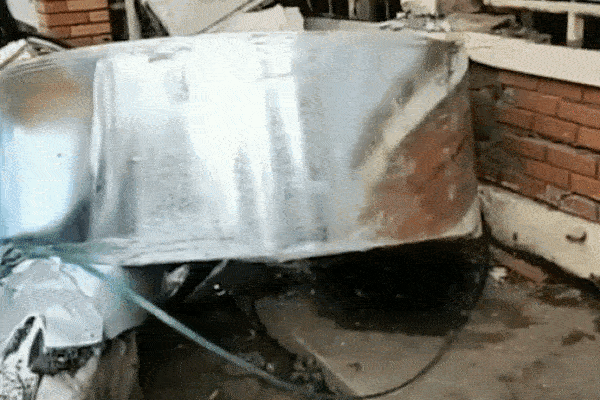 Cuộn thép hàng chục tấn rơi từ xe đầu kéo, nghiền nát ôtô con