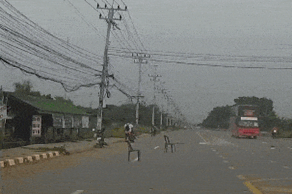 Clip: Tông trúng dây điện cao thế, xe máy phát nổ kinh hoàng