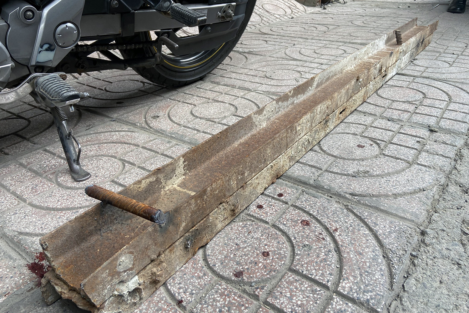 Thanh thép từ công trình xây dựng ở Nha Trang rơi trúng người đi đường-2