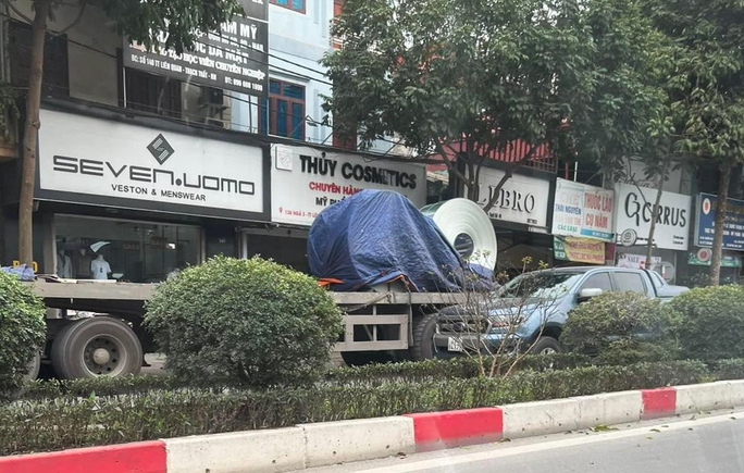 Kinh hoàng cuộn thép nặng cả tấn rơi từ xe đầu kéo xuống đè bẹp ôtô con-1