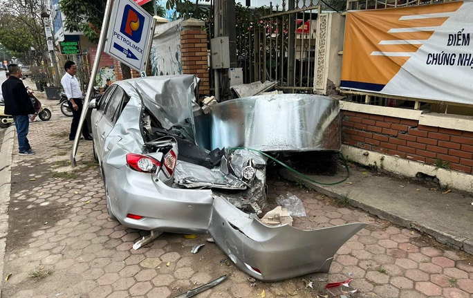 Kinh hoàng cuộn thép nặng cả tấn rơi từ xe đầu kéo xuống đè bẹp ôtô con-2