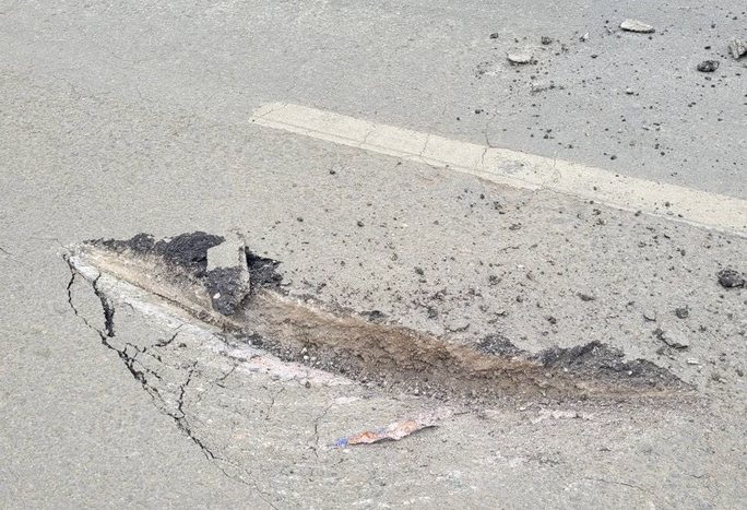 Kinh hoàng cuộn thép nặng cả tấn rơi từ xe đầu kéo xuống đè bẹp ôtô con-3