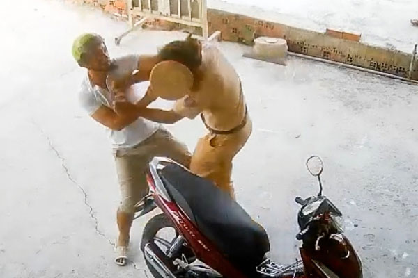 Tạm giữ người đàn ông đánh CSGT-1