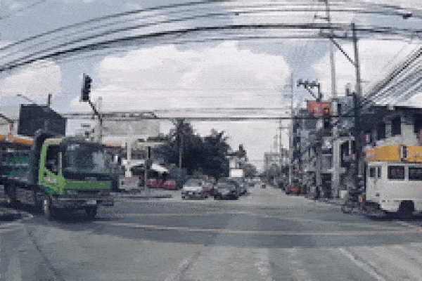 Thiếu quan sát khi vào cua, xe tải va chạm với xe máy-1