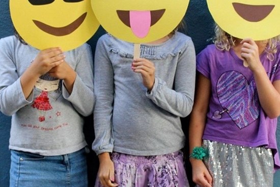 Con quá nhút nhát, cha mẹ cần làm gì?