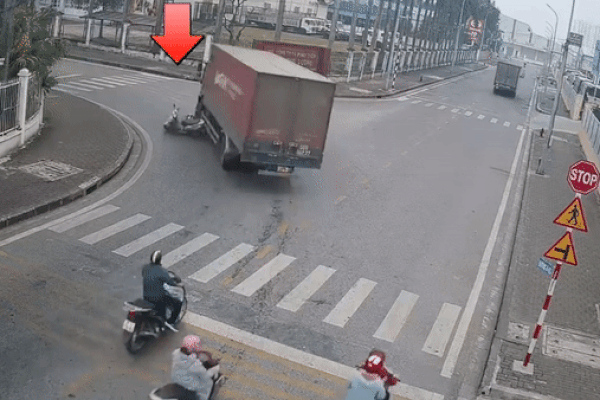 Thiếu quan sát khi vào cua, xe tải va chạm với xe máy