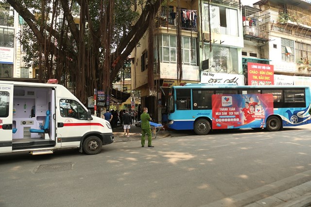 Xe buýt Liên Ninh đâm vào quán ăn trên phố Đội Cấn, 3 người bị thương-1
