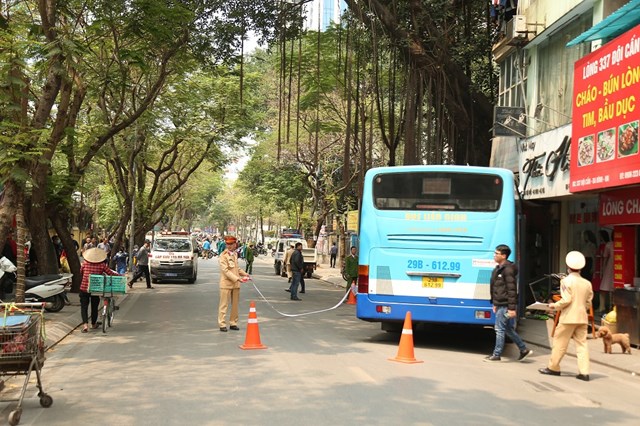 Xe buýt Liên Ninh đâm vào quán ăn trên phố Đội Cấn, 3 người bị thương-4