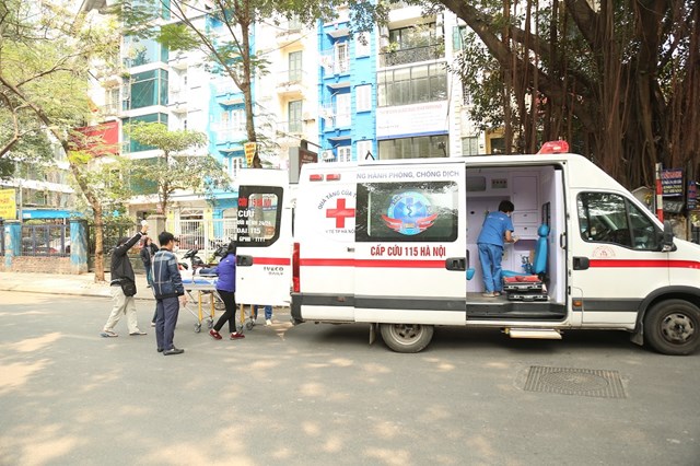 Xe buýt Liên Ninh đâm vào quán ăn trên phố Đội Cấn, 3 người bị thương-7